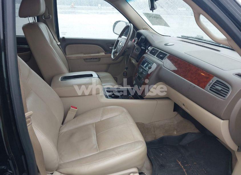 Photo 5 of 2013 Chevrolet Suburban 1500 LT (VIN 1GNSCJE0XDR212458)