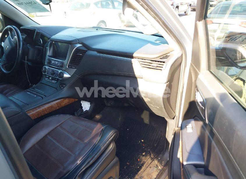 Photo 5 of 2019 Chevrolet Suburban PREMIER (VIN 1GNSCJKC3KR129739)