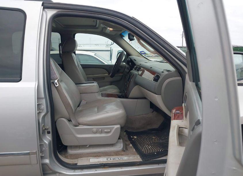 Photo 5 of 2011 Chevrolet Suburban 1500 LTZ (VIN 1GNSCKE01BR196931)