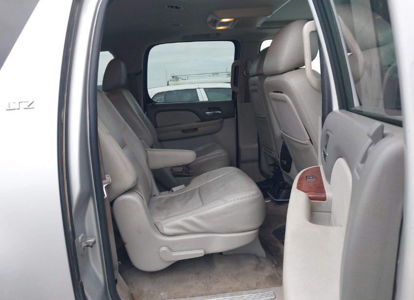 Photo 8 of 2011 Chevrolet Suburban 1500 LTZ (VIN 1GNSCKE01BR196931)