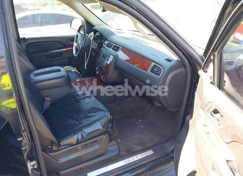 Photo 5 of 2011 Chevrolet Suburban 1500 LTZ (VIN 1GNSCKE01BR275919)