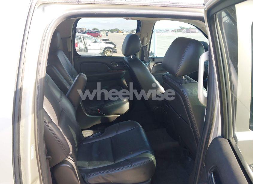 Photo 8 of 2013 Chevrolet Suburban 1500 LTZ (VIN 1GNSCKE01DR148980)