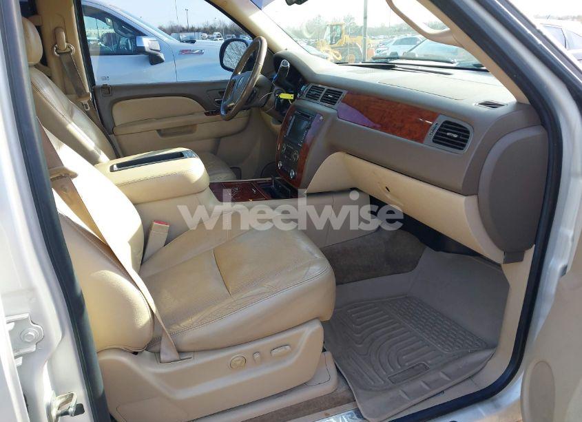 Photo 5 of 2011 Chevrolet Suburban 1500 LTZ (VIN 1GNSCKE02BR317269)