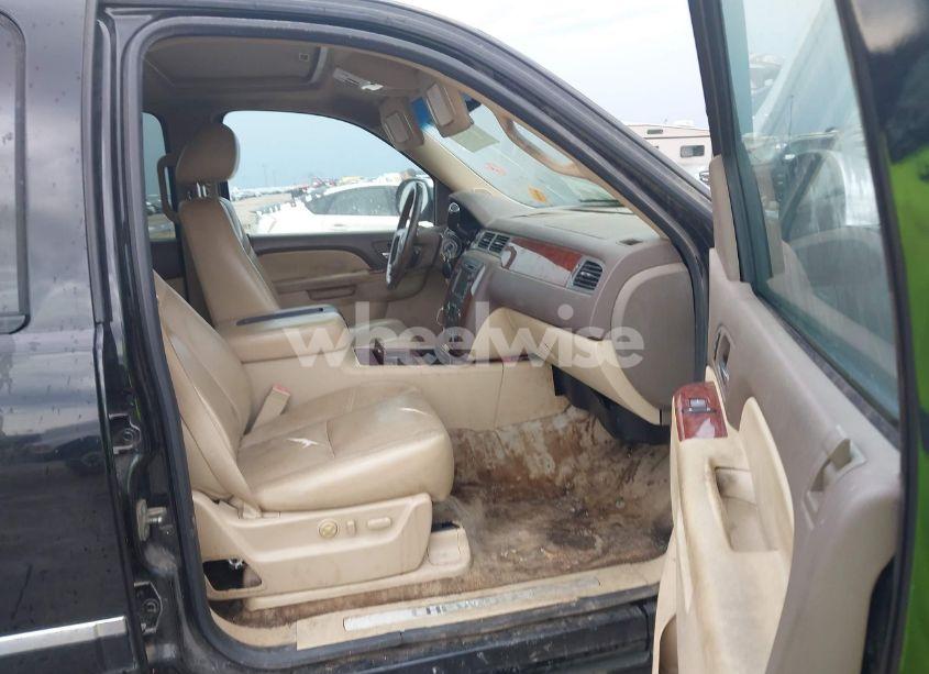 Photo 5 of 2011 Chevrolet Suburban 1500 LTZ (VIN 1GNSCKE02BR370652)