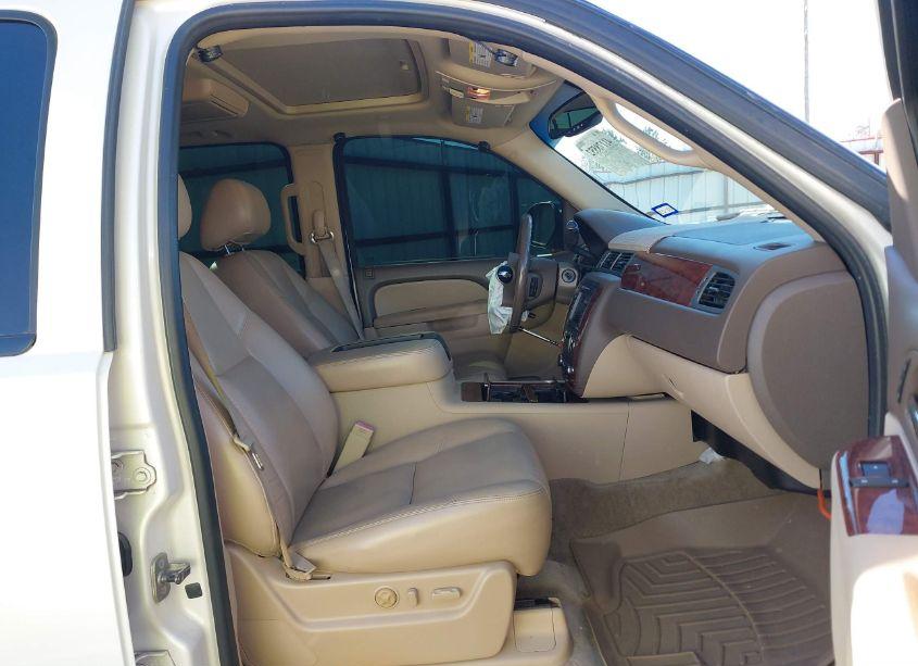 Photo 5 of 2011 Chevrolet Suburban 1500 LTZ (VIN 1GNSCKE05BR337757)