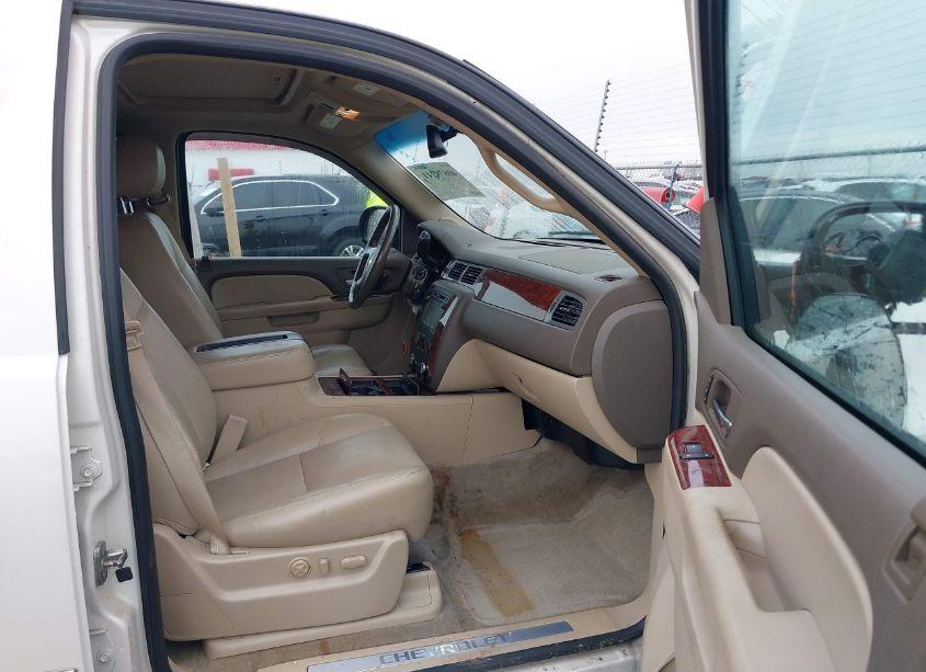 Photo 5 of 2014 Chevrolet Suburban 1500 LTZ (VIN 1GNSCKE0XER130852)