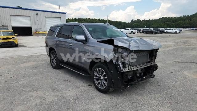 Photo 4 of 2021 CHEVROLET TAHOE C1500 LT (VIN 1GNSCNKDXMR295260)