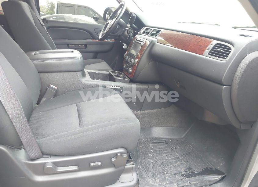 Photo 5 of 2014 Chevrolet Tahoe LS (VIN 1GNSKAE01ER160917)