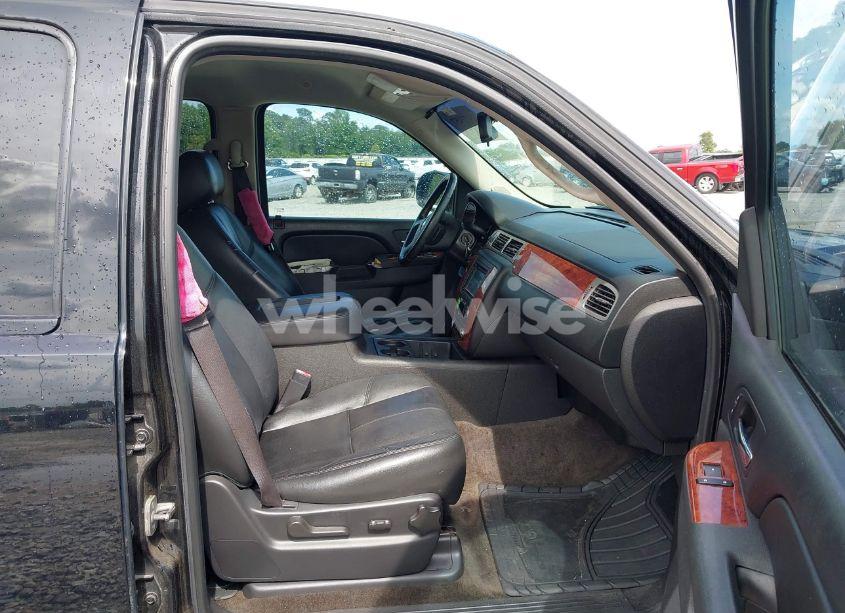 Photo 5 of 2013 Chevrolet Tahoe LT (VIN 1GNSKBE01DR270421)