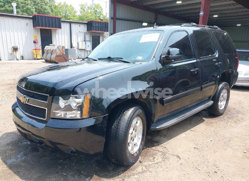 Photo 2 of 2013 Chevrolet Tahoe LT (VIN 1GNSKBE01DR315132)