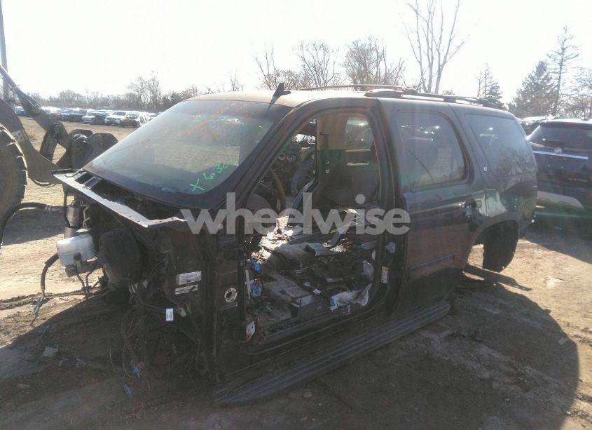 Photo 2 of 2013 Chevrolet Tahoe LT (VIN 1GNSKBE01DR316300)