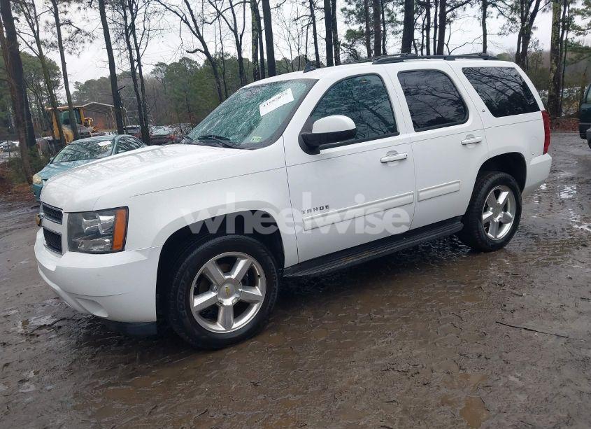 Photo 2 of 2014 Chevrolet Tahoe LT (VIN 1GNSKBE01ER121735)