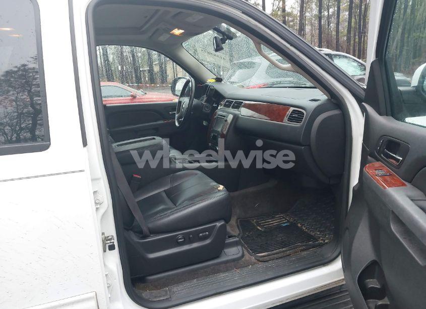 Photo 5 of 2014 Chevrolet Tahoe LT (VIN 1GNSKBE01ER121735)