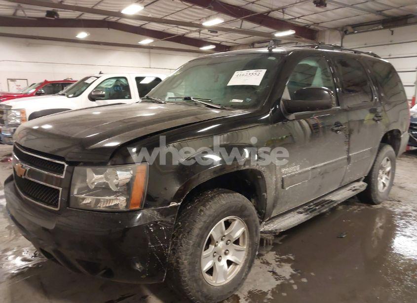 Photo 2 of 2014 Chevrolet Tahoe LT (VIN 1GNSKBE01ER244564)