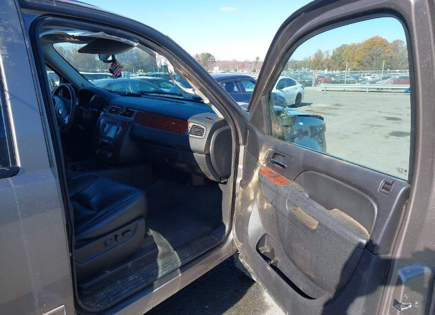 Photo 5 of 2011 Chevrolet Tahoe LT (VIN 1GNSKBE02BR240292)