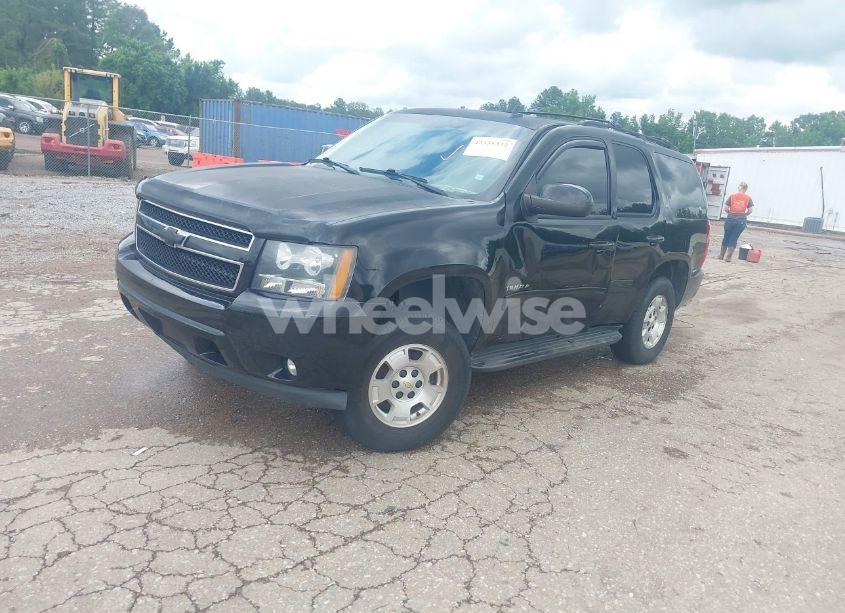Photo 2 of 2014 Chevrolet Tahoe LT (VIN 1GNSKBE02ER133795)