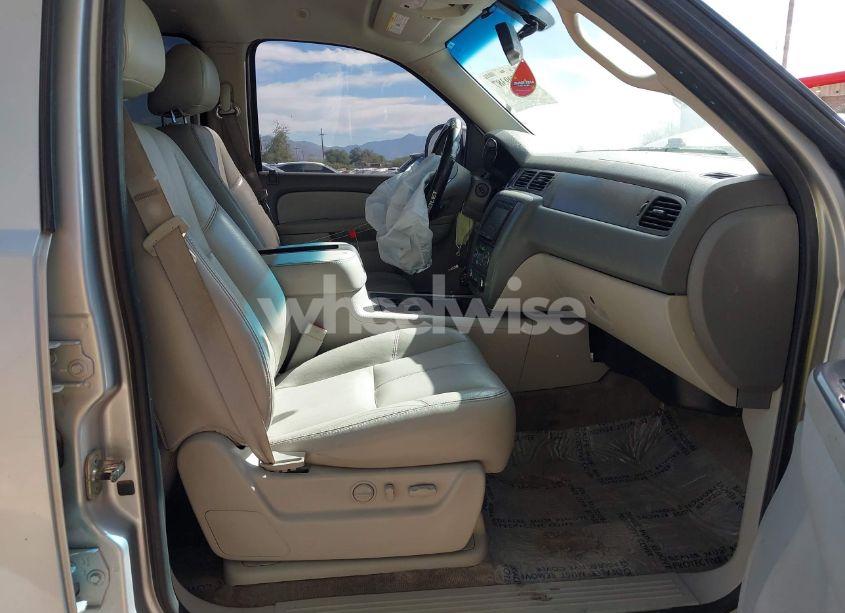 Photo 5 of 2011 Chevrolet Tahoe LT (VIN 1GNSKBE03BR269381)