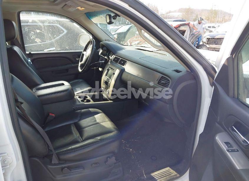 Photo 5 of 2011 Chevrolet Tahoe LT (VIN 1GNSKBE03BR382490)