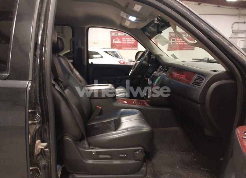 Photo 5 of 2013 Chevrolet Tahoe LT (VIN 1GNSKBE04DR306862)