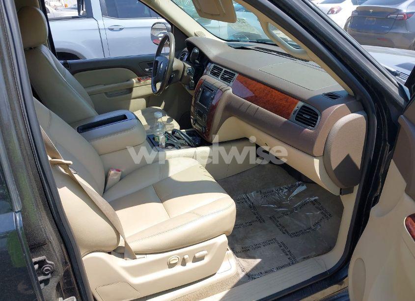 Photo 5 of 2011 Chevrolet Tahoe LT (VIN 1GNSKBE05BR102875)