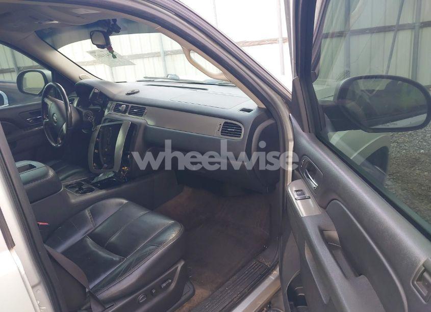 Photo 5 of 2011 Chevrolet Tahoe LT (VIN 1GNSKBE05BR221199)