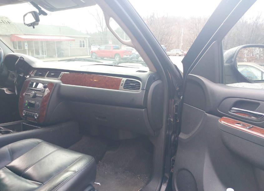 Photo 5 of 2011 Chevrolet Tahoe LT (VIN 1GNSKBE06BR214276)