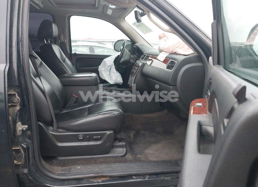 Photo 5 of 2011 Chevrolet Tahoe LT (VIN 1GNSKBE06BR245382)