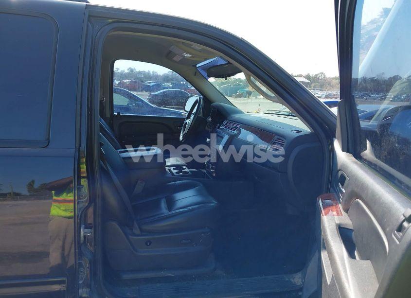 Photo 5 of 2011 Chevrolet Tahoe LT (VIN 1GNSKBE06BR370947)