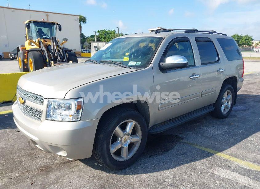 Photo 2 of 2013 Chevrolet Tahoe LT (VIN 1GNSKBE06DR127366)