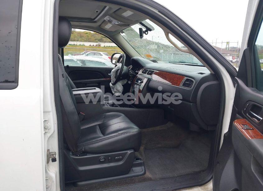 Photo 5 of 2013 Chevrolet Tahoe LT (VIN 1GNSKBE06DR239827)