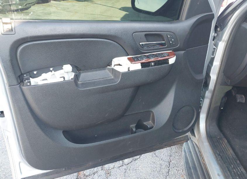 Photo 18 of 2013 Chevrolet Tahoe LT (VIN 1GNSKBE06DR248608)