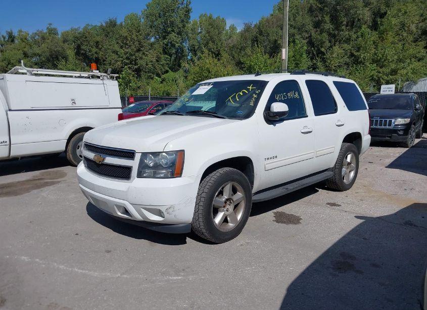Photo 2 of 2013 Chevrolet Tahoe LT (VIN 1GNSKBE07DR316253)