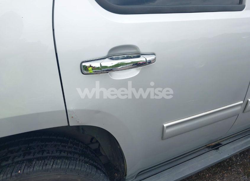 Photo 18 of 2011 Chevrolet Tahoe LT (VIN 1GNSKBE08BR123400)