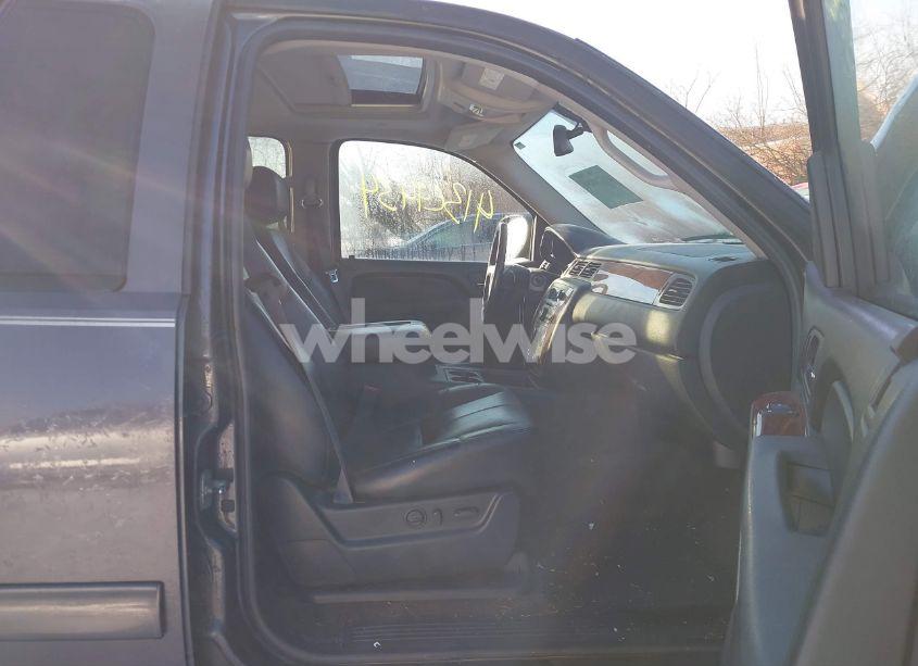 Photo 5 of 2011 Chevrolet Tahoe LT (VIN 1GNSKBE08BR161970)