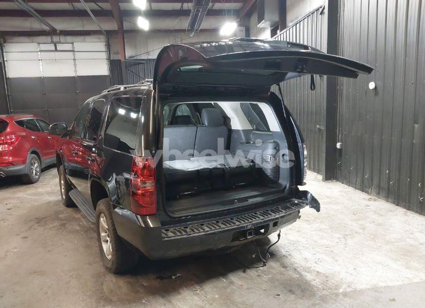 Photo 3 of 2011 Chevrolet Tahoe LT (VIN 1GNSKBE08BR180258)