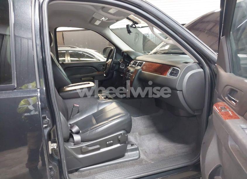 Photo 5 of 2011 Chevrolet Tahoe LT (VIN 1GNSKBE08BR180258)