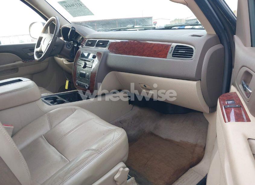 Photo 5 of 2011 Chevrolet Tahoe LT (VIN 1GNSKBE08BR233055)