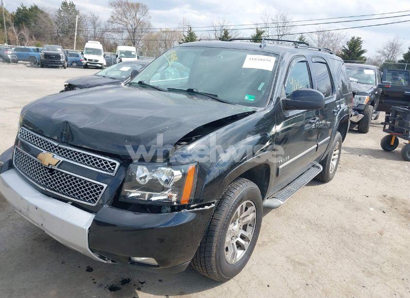Photo 2 of 2013 Chevrolet Tahoe LT (VIN 1GNSKBE08DR190047)