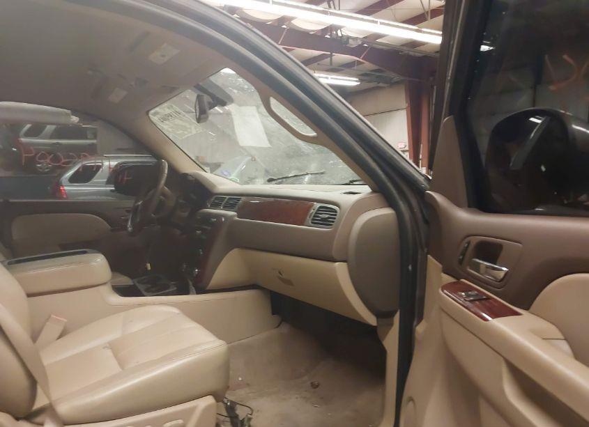 Photo 5 of 2011 Chevrolet Tahoe LT (VIN 1GNSKBE09BR348926)