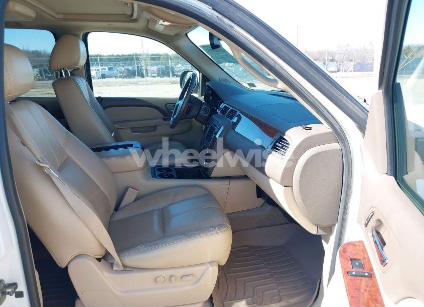 Photo 5 of 2011 Chevrolet Tahoe LT (VIN 1GNSKBE09BR400183)