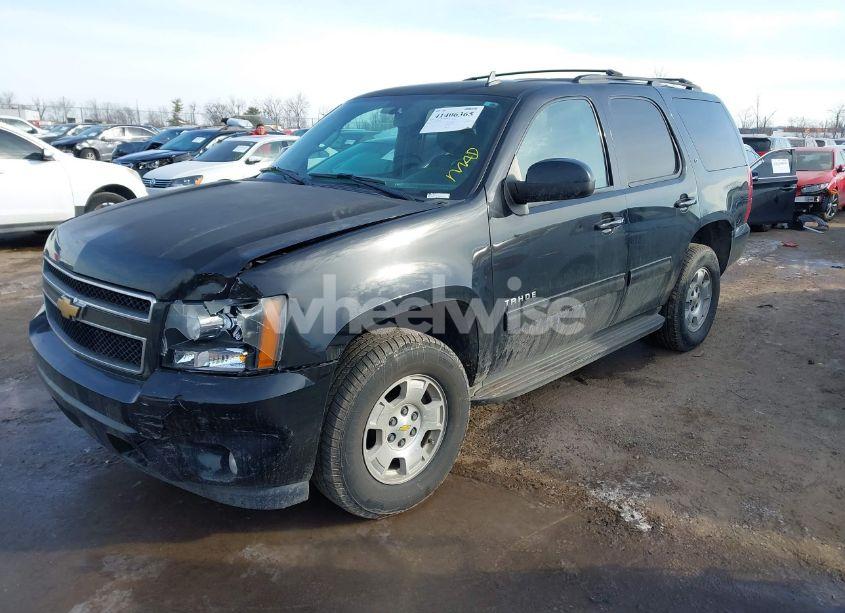 Photo 2 of 2013 Chevrolet Tahoe LT (VIN 1GNSKBE09DR325293)