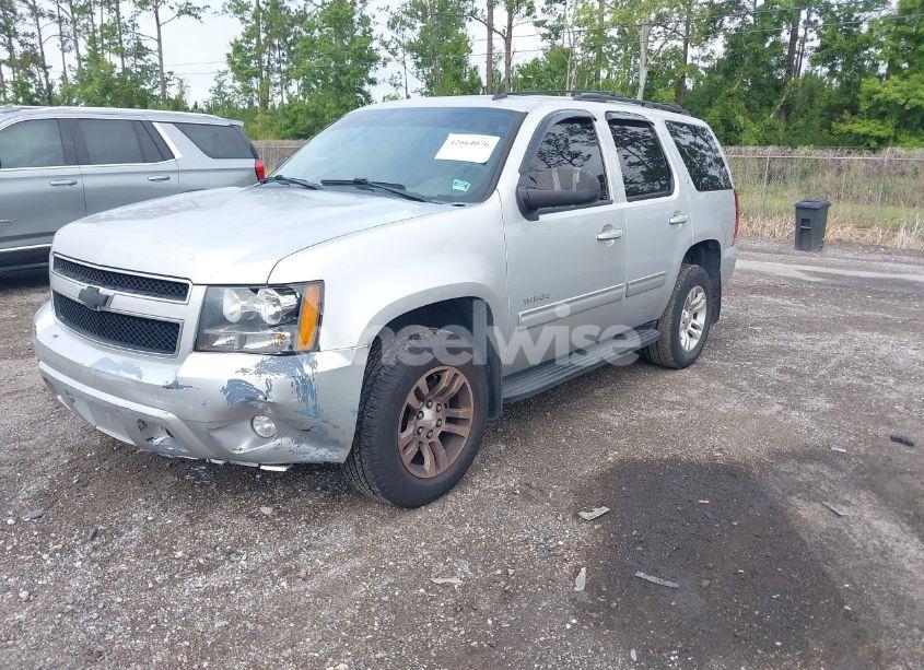 Photo 2 of 2013 Chevrolet Tahoe LT (VIN 1GNSKBE09DR350808)