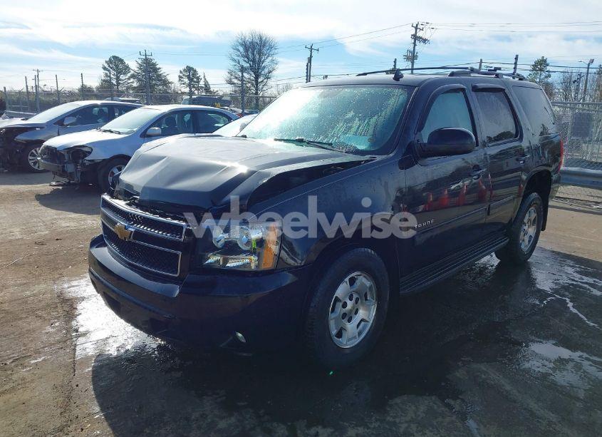 Photo 2 of 2014 Chevrolet Tahoe LT (VIN 1GNSKBE09ER242934)