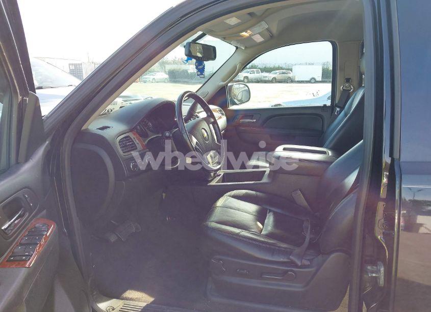 Photo 5 of 2014 Chevrolet Tahoe LT (VIN 1GNSKBE09ER242934)