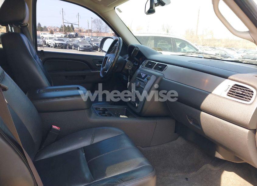 Photo 5 of 2011 Chevrolet Tahoe LT (VIN 1GNSKBE0XBR170024)