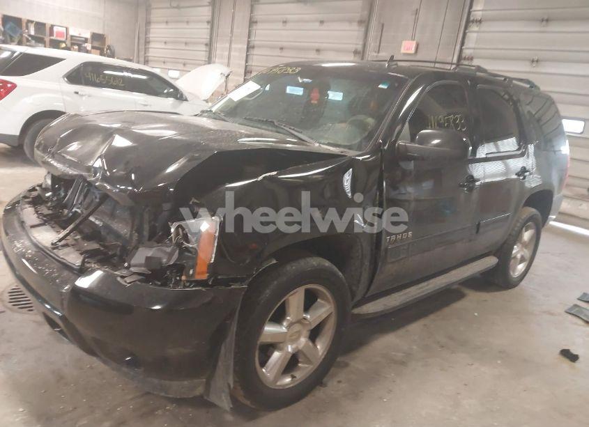 Photo 2 of 2013 Chevrolet Tahoe LT (VIN 1GNSKBE0XDR145627)