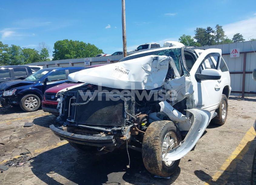 Photo 2 of 2013 Chevrolet Tahoe LT (VIN 1GNSKBE0XDR191247)