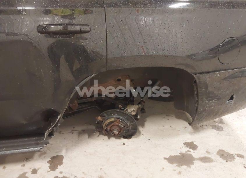 Photo 6 of 2018 Chevrolet Tahoe LT (VIN 1GNSKBKC3JR335652)