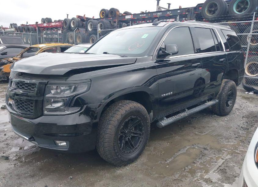 Photo 2 of 2019 Chevrolet Tahoe LT (VIN 1GNSKBKC5KR195573)