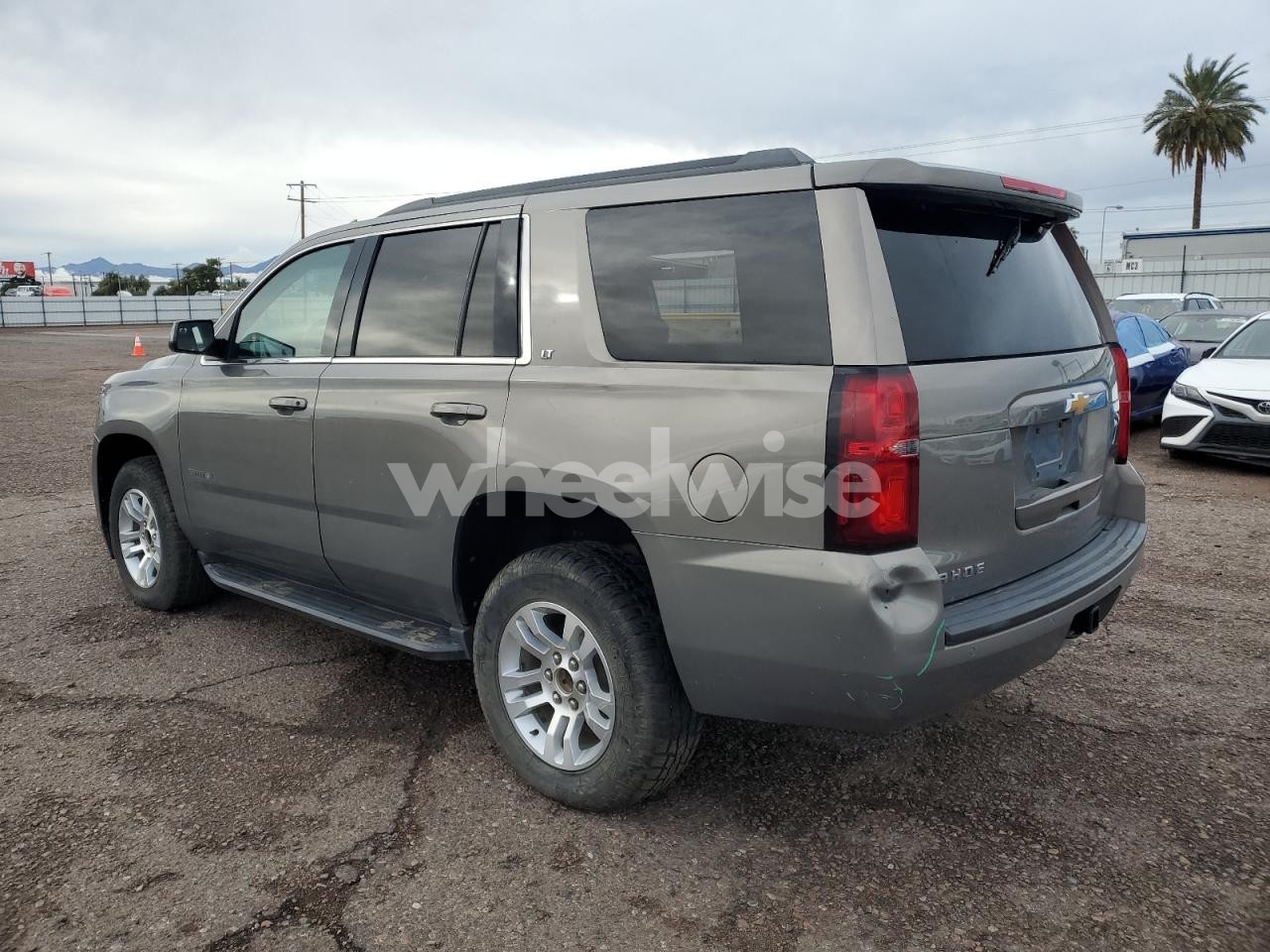 Photo 2 of 2018 CHEVROLET TAHOE K1500 LT (VIN 1GNSKBKC8JR364130)